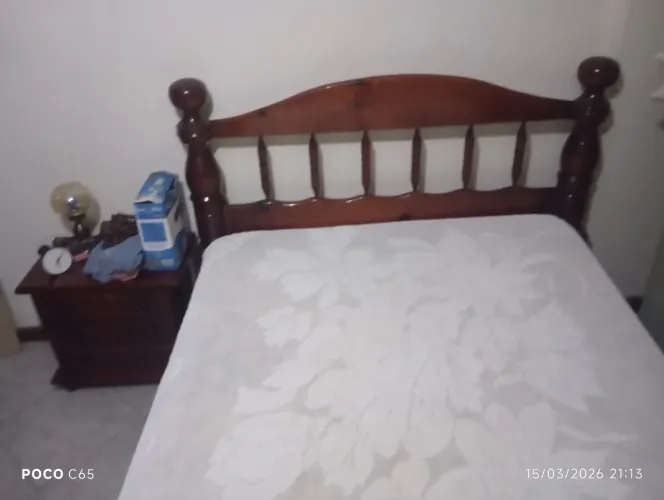 Cama de casal, madeira maciça com colchã e criado mudo