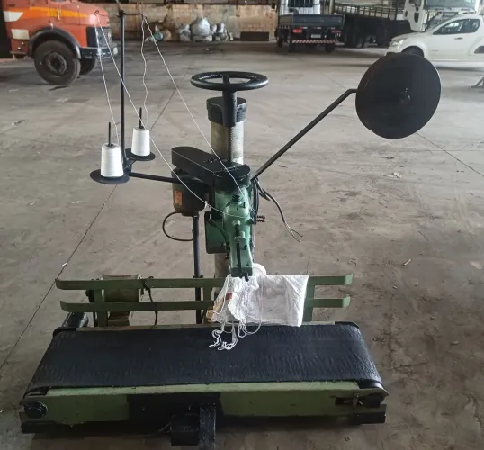 Vendo maquina costurar sacos de ráfia esteira de ferro
