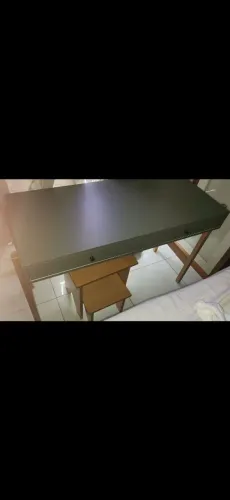 Mesa de computador verde/salvia pés em madeira e cadeira cineasta