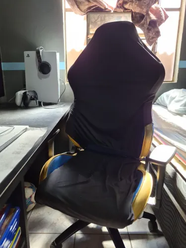 Cadeira gamer, com o algumas partes do couro descascados,mais acompanha uma capa