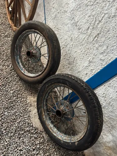 Rodas de charrete , carroça para uso ou decoração o par R$ 500 no pix