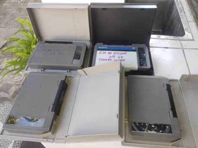LOTE : FITAS DE IMISSORAS DE TV , OBS > NAO SEI OS CONTEUDOS POIS NAO TENHO O APARELHO ...