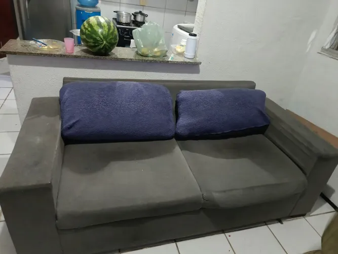 Sofá grande de dois lugares 
