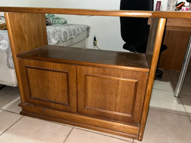 Mesa de Madeira Maciça em Ótimo Estado
