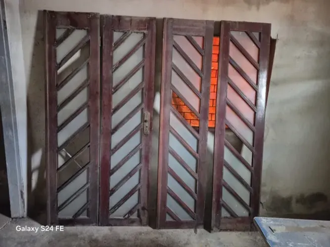 Porta interna modulada com vidro.