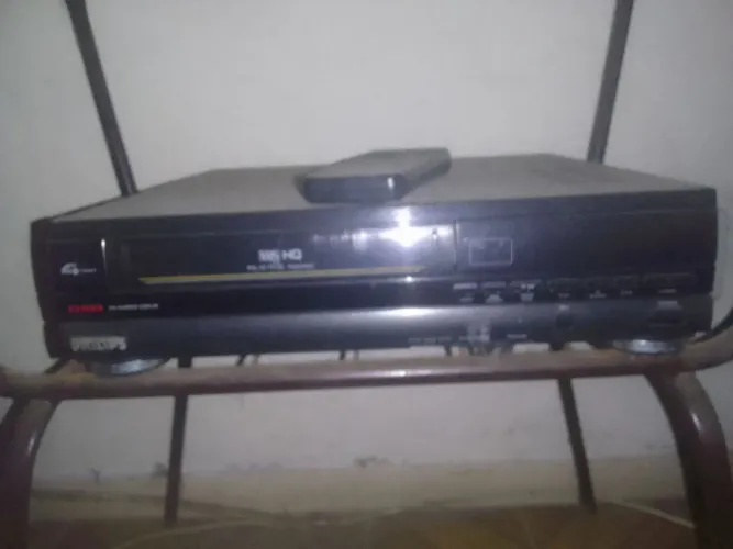 Vídeo Cassete Philips 4 Cabeças Com Controle Remoto.