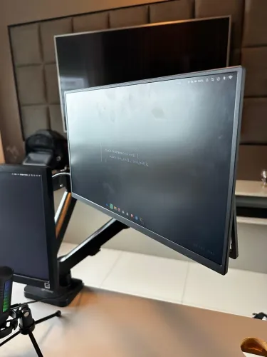 1 Monitor UltraWide e 2 Monitores Portáteis
