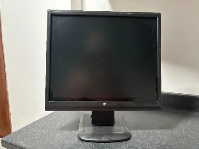 Monitor 17? V7 TFT LCD (Modelo: D1711 / D1711-B6) - Usado 