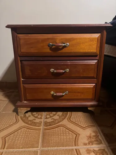 Criado-mudo / Mesa de cabeceira de madeira
