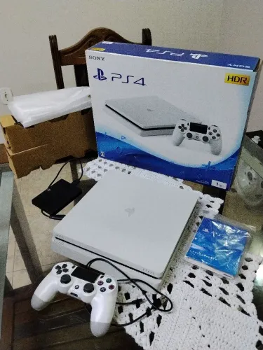 Playstation 4 edição branco de 1TB desbloqueado 9.00