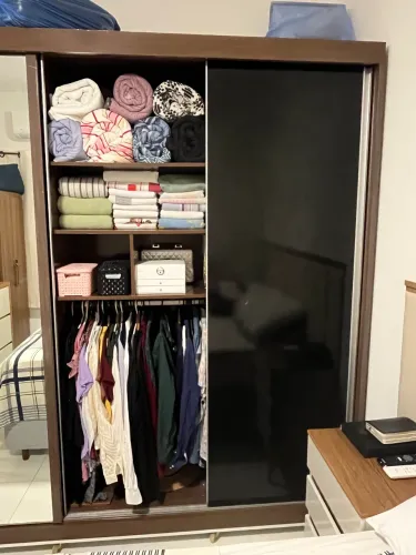 Guarda-Roupa marrom com preto