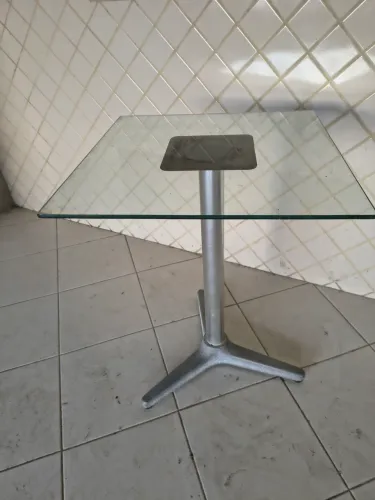 Mesa de vidro e base de alumínio