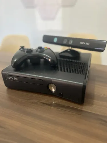 XBOX 360 Slim com Kinect e Controle