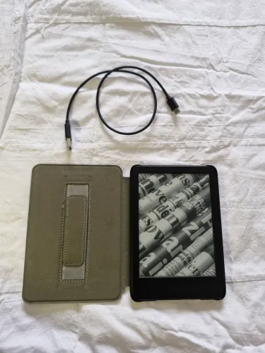 Kindle 16GB 11°geração com cabo original e capinha magnética original 