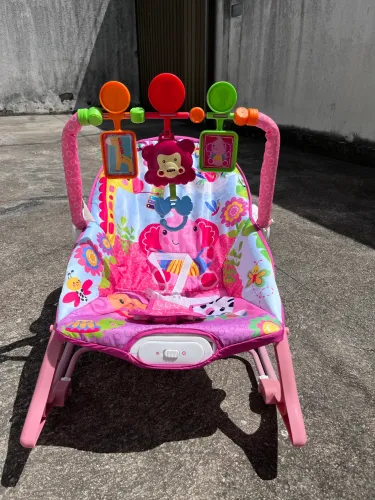 Cadeira de balanço descanso bebê Musical na cor rosa 