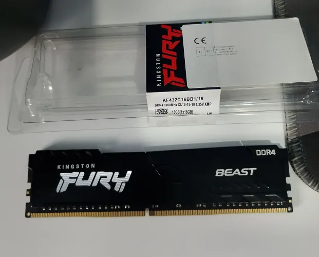 Vendo ou Troco Memória RAM DDR4 Fury 16gb e 3200Mhz
