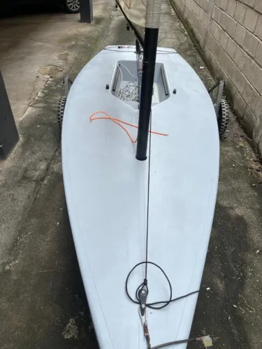 Laser à vela | Reformado, leve e pronto para velejar ?