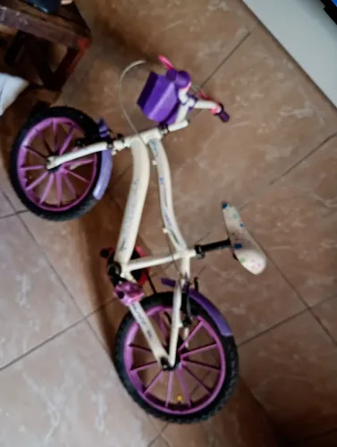 Bicicleta infantil feminina em ótimo estado.
