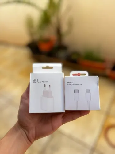 Kit Carregador + Cabo USB-C ou USB-C Lightning