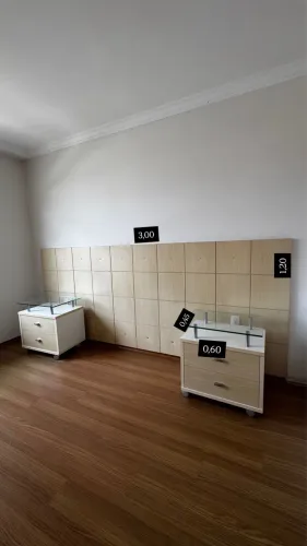 Cabeceira , criado mudo e armário de quarto
