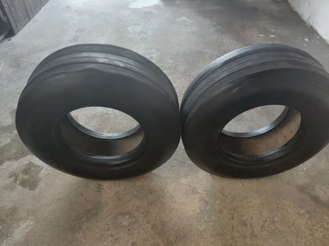 Vendo 2  pneus semi novos originais  