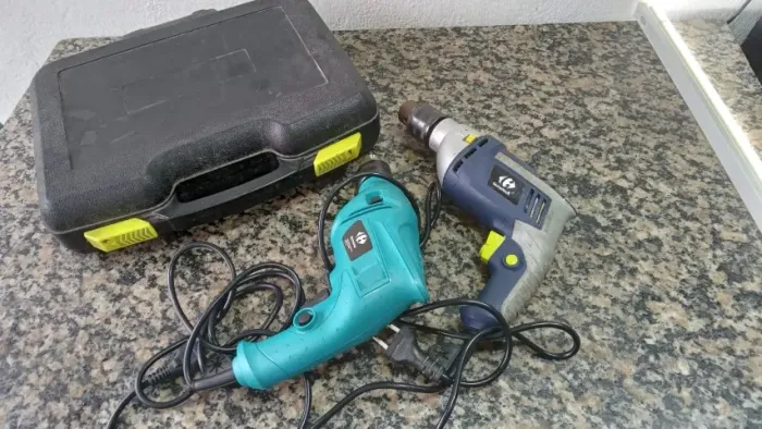 2 furadeiras marca carrefour com Defeito (para retirada de peças)