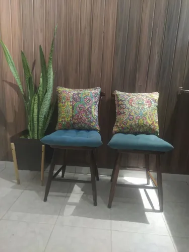 Cadeira de madeira legítima com almofadas  e vaso com Plata 