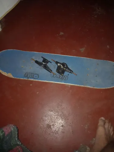 Vendo prancha azul por 100 trucks por 50 e skate preto por 170