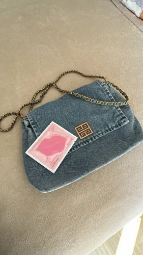 bolsa jeans com corrente e brinde hidratante labial