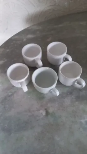 5 xicaras brancas para cafezinho