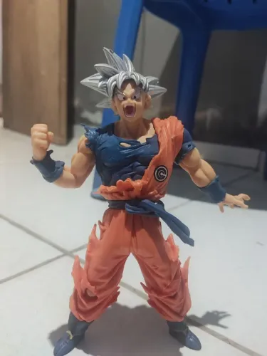 Goku Instinto Superior boneco