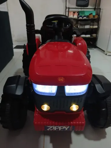 Carro elétrico infantil semi novo