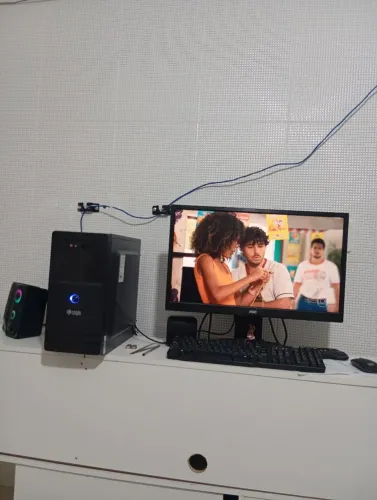 Pc i 3 com tela de 24 polegadas