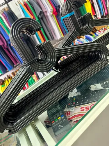 Kit com 34 cabides na cor preta
