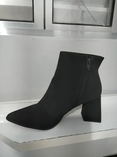 Bota feminina bico fino e salto 