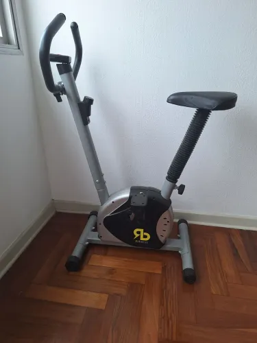 Bicicleta vertical ergonométrica para exercicio fitness