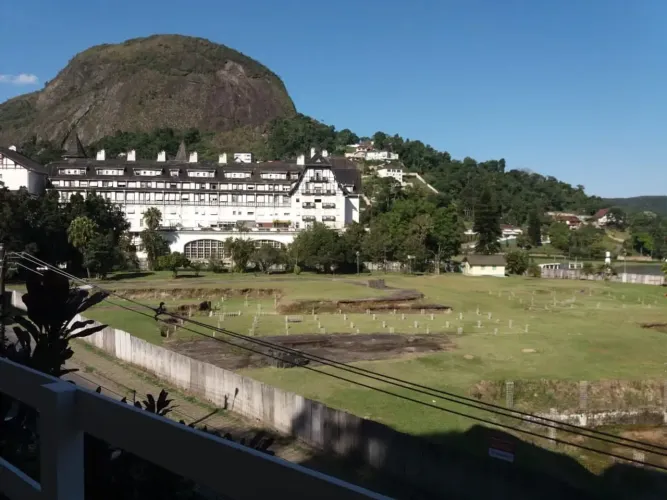 Apto Quitandinha, reformado, frente, Hotel, Varandas do Lago, excelente preço - Petrópoli