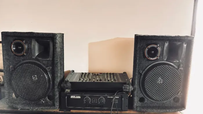 Som completo: caixas, mesa de som e amplificador