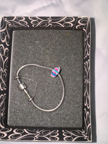 Pulseira vivara tamanho 18, com aparador e um berloque 