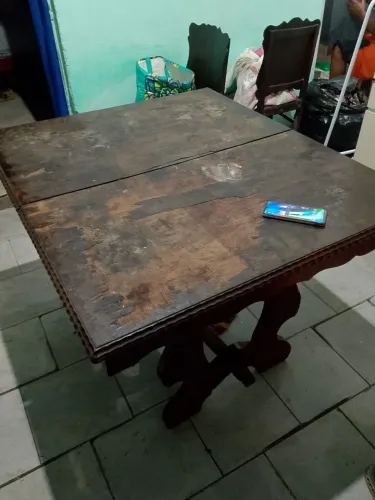 Mesa de madeira verdadeira