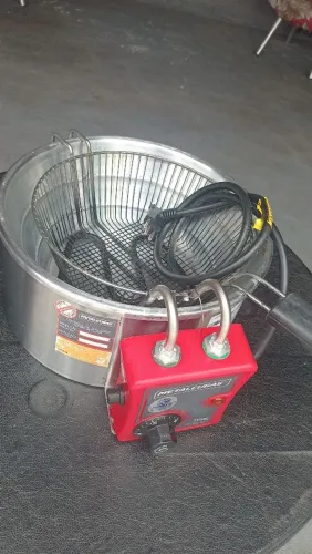 Vendo uma fritadeira elétrica 4 meses de uso