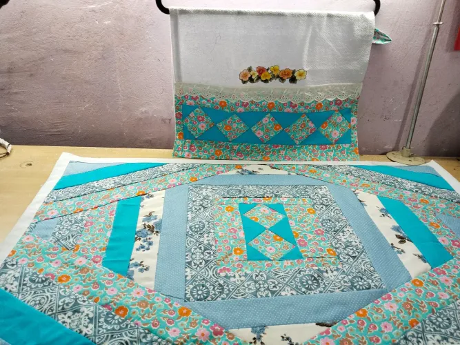 Arte em patchwork e canecas Personalizadas