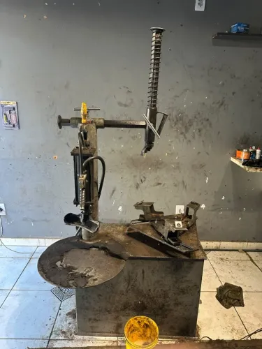 Máquina de desmontar e montar pneu