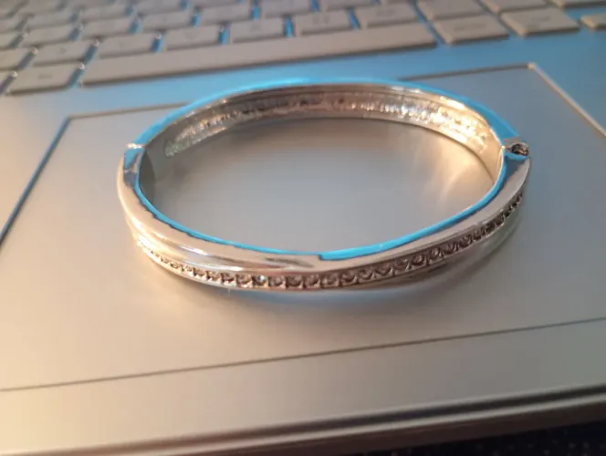 Vendo esse bracelete em aço inox cravejado com pedras precisa concerto