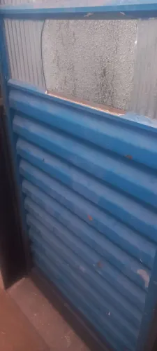PORTA METADE VIDRO, METADE VENEZIANA COMPLETA COM PORTAL E FECHADURA 