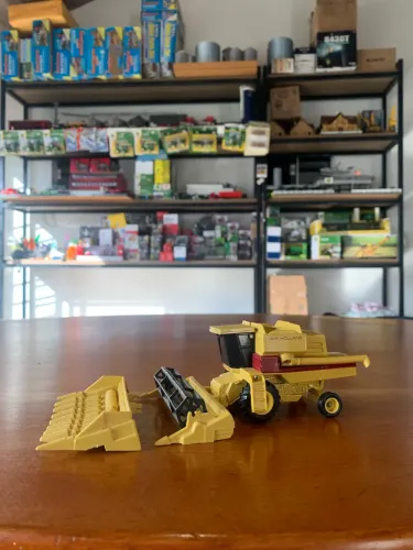 Miniatura colheitadeira New Holland TR séries 1/64