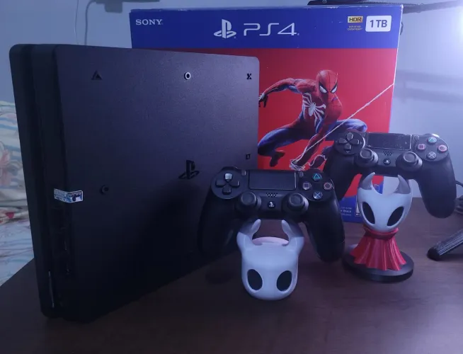 PS4 Slim 1TB + 2 Controles - Excelente Estado