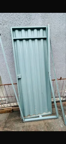 Portão de ferro pequeno