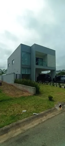 Sobrado no Condomínio Belbancy para venda possui 250 metros quadrados com 3 quartos