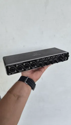Interface de áudio Behringer 4 Canais